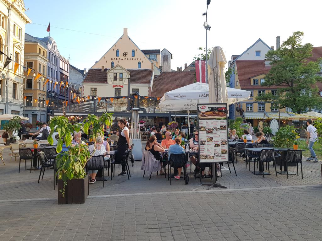 Outdoor dining in the square, Riga 里加广场露天餐厅