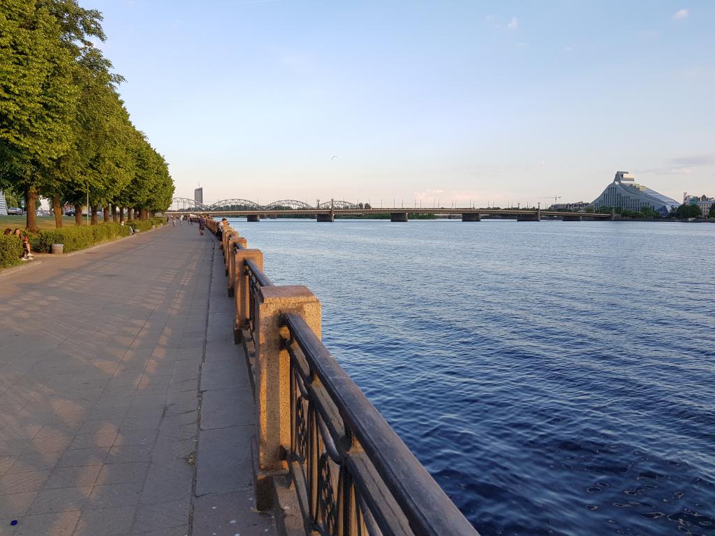 Daugava River and railway bridge in the distance 里加多瑙河