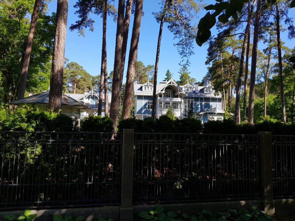 Old bungalows in the forest along the Jurmala beach 尤尔马拉海滩林中老豪宅