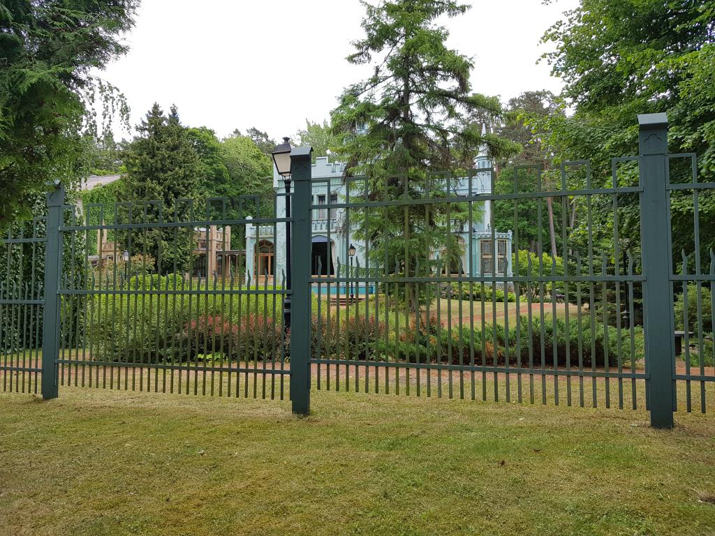 Old bungalows in the forest along the Jurmala beach 尤尔马拉海滩林中老豪宅