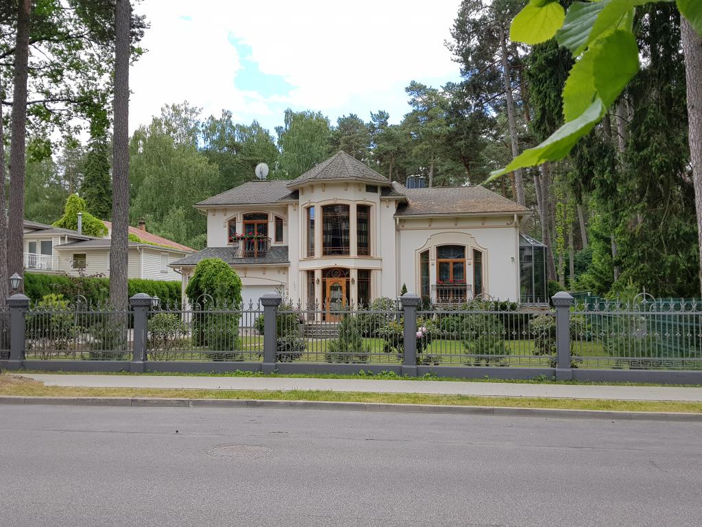 Old bungalows in the forest along the Jurmala beach 尤尔马拉海滩林中老豪宅