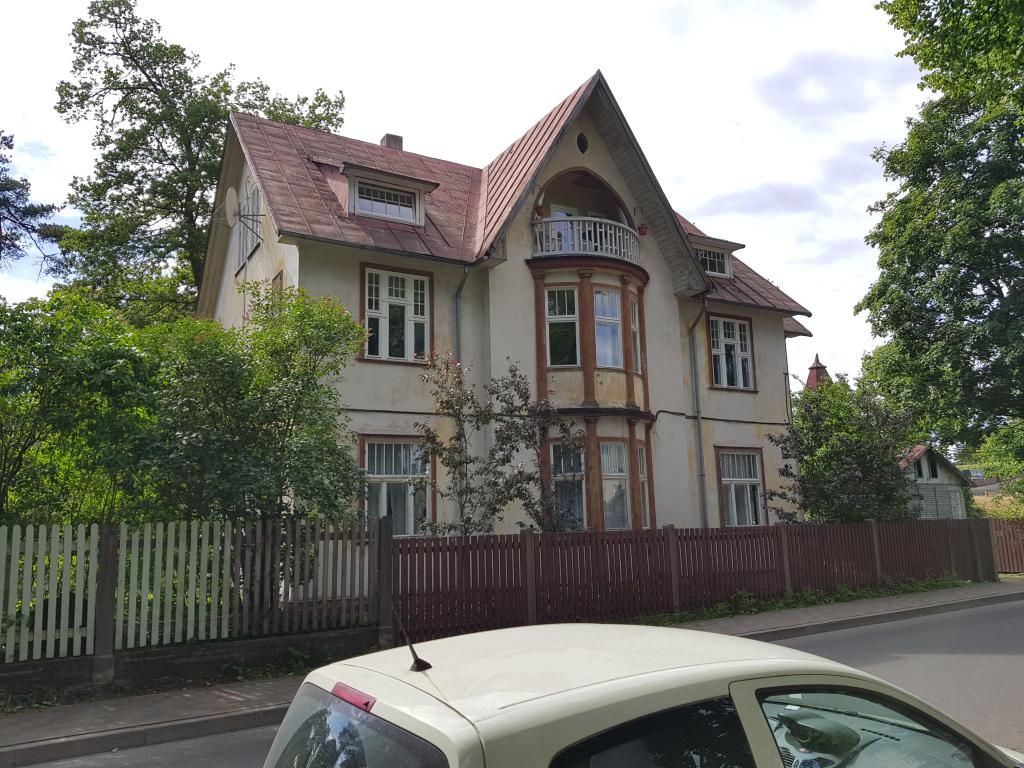 Old bungalows in the forest along the Jurmala beach 尤尔马拉海滩林中老豪宅