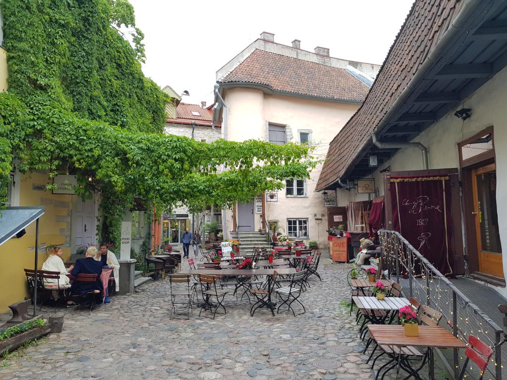 Out door cafe in an alley in the old town 老城巷里室外餐厅