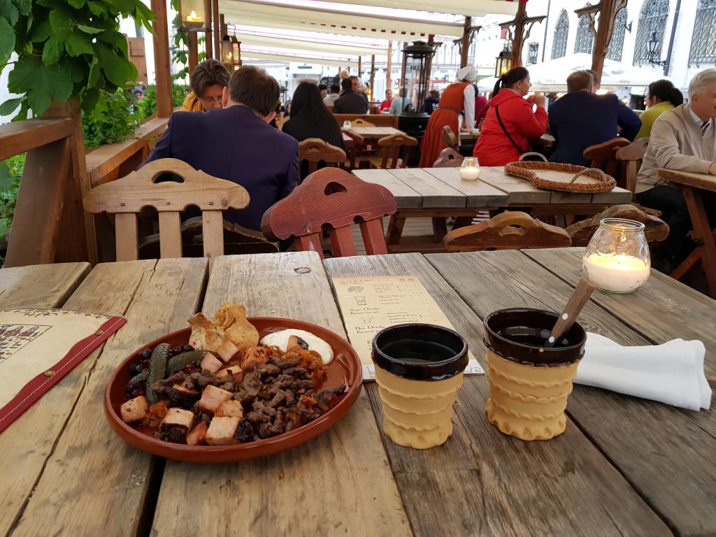 Old fashioned dinner in Tallinn square 老城内复古晚餐