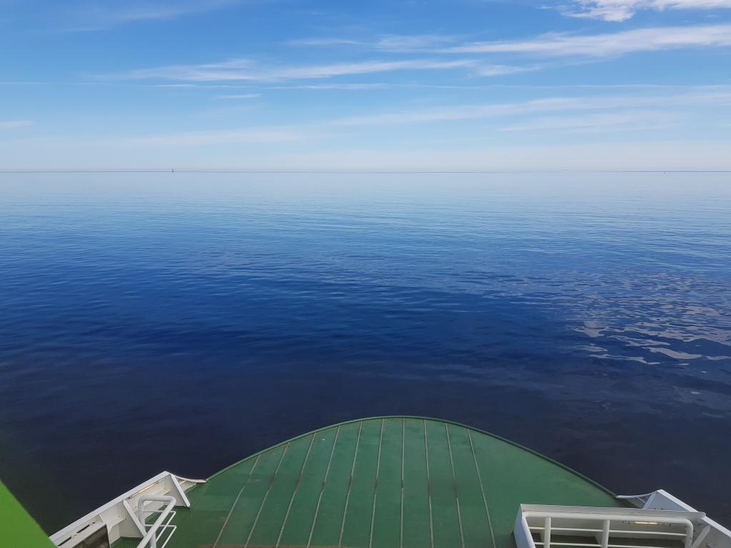 Ferry on the calm sea to Helsinki 渡轮静海前往赫尔辛基