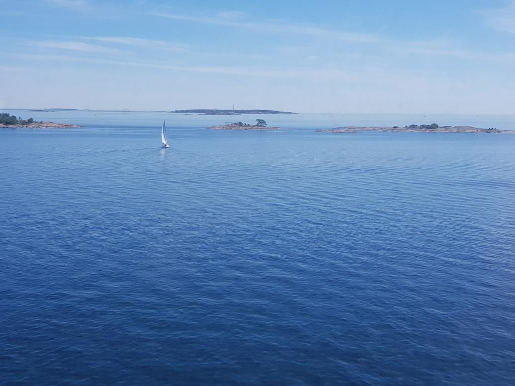 Ferry approaching the shore of Helsinki 渡轮将抵达赫尔辛基海岸