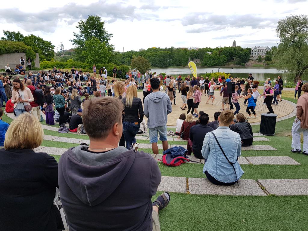 Anyone can join in the salsa pool in the park, Helsinki 公园公众莎莎舞会