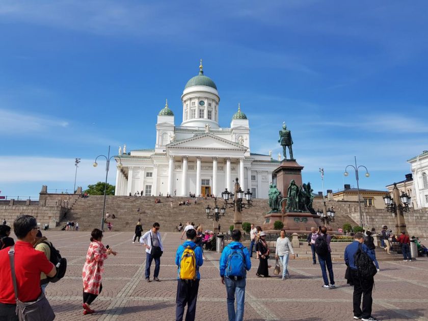 Steps leading up to Helsinki Cathedral, neoclassical cathedral with a green dome 赫尔辛基教堂