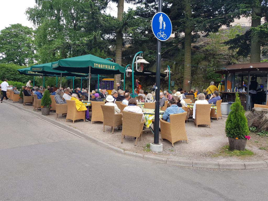 Outdoor music restaurant on street corner, Helsinki 街角露天音乐餐厅