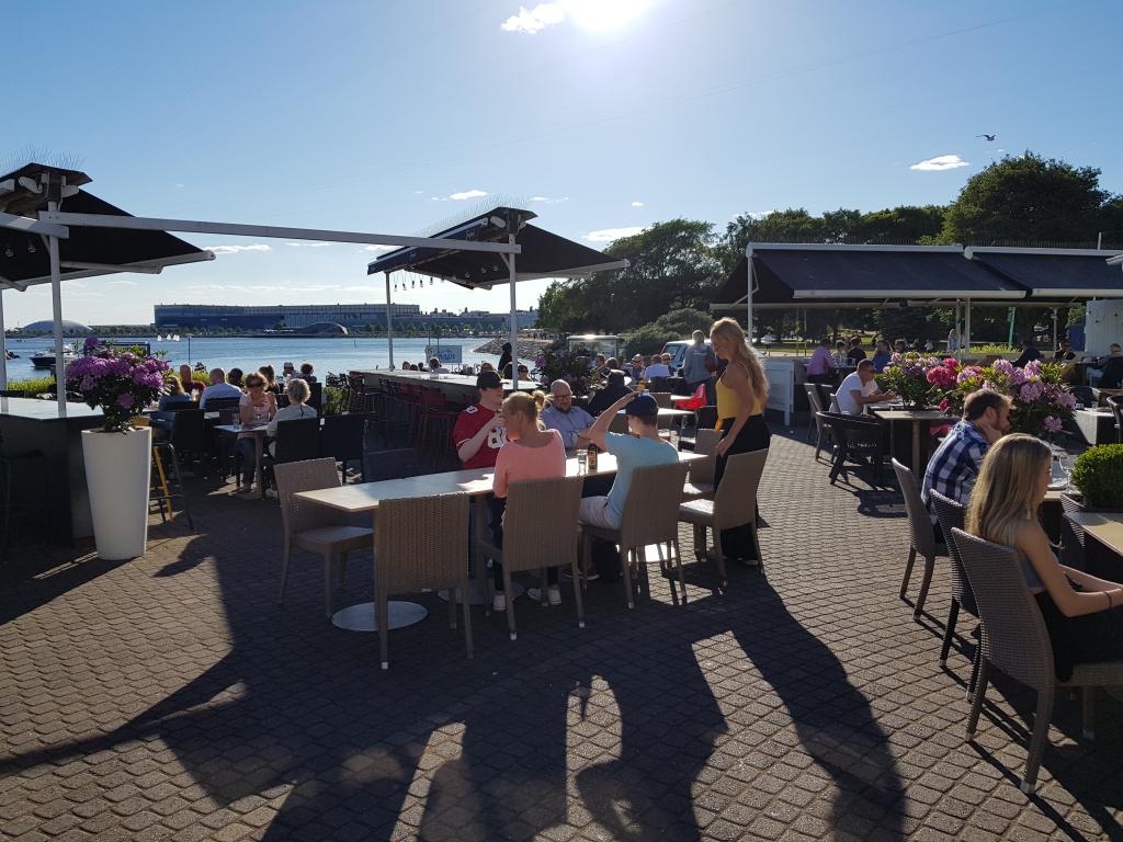 Enjoying coffee at the sea front, Helsinki 赫尔辛基滩前享受阳光咖啡