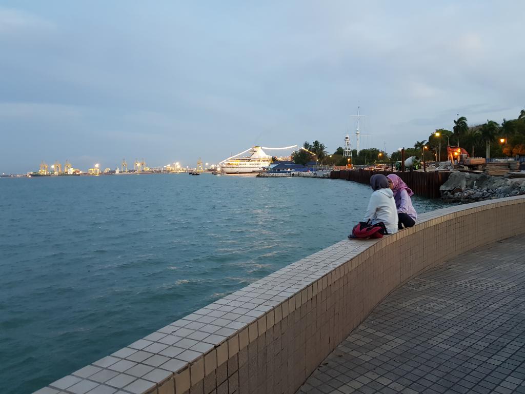 The esplanade in easy evening 滨海区