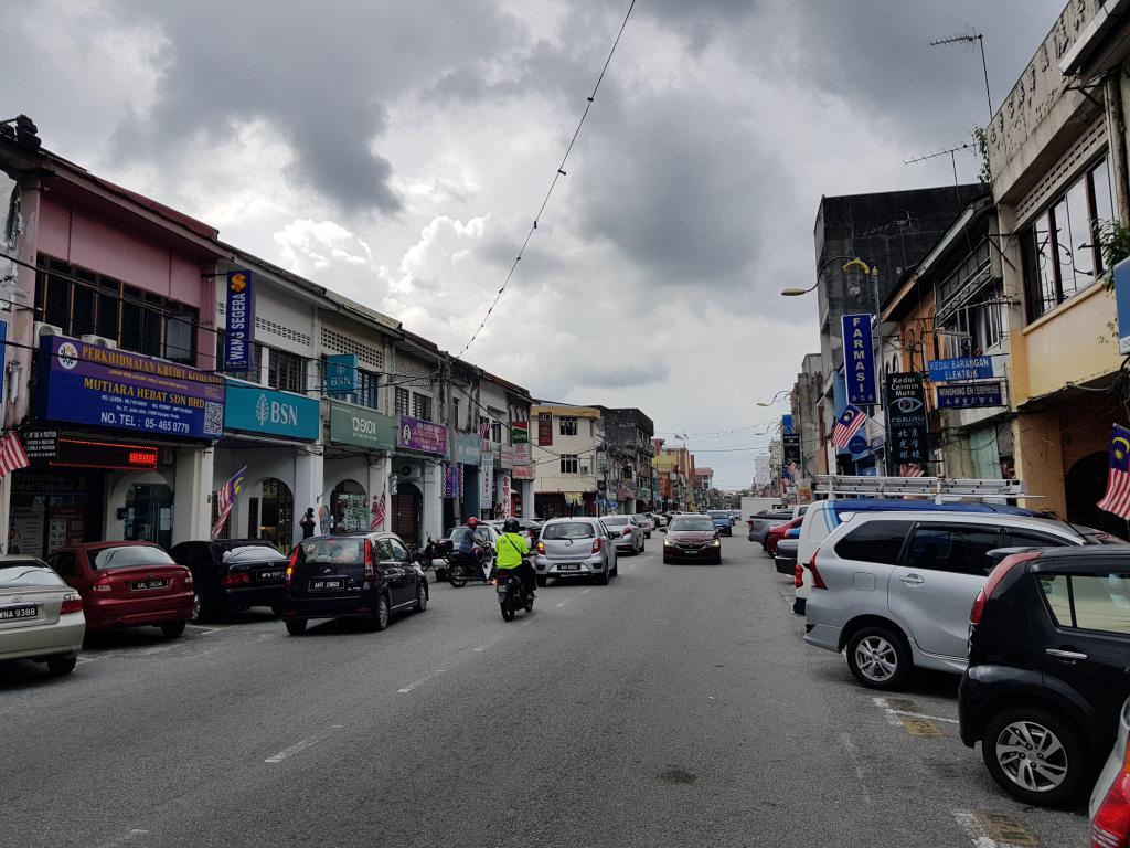 The old Chinese shopping streets along the old trunk roads in Kampar 金宝主干道旁的华人老商街