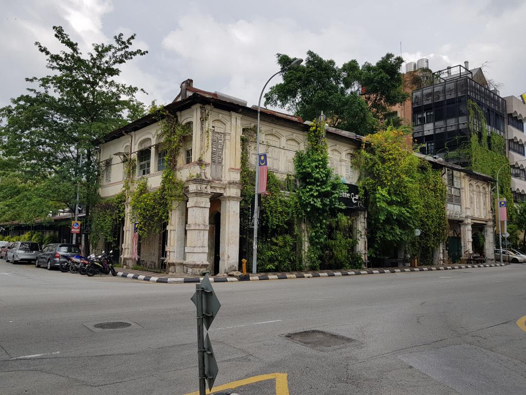 Sad state of old Chinese shop houses 饱经沧桑的华人老商铺