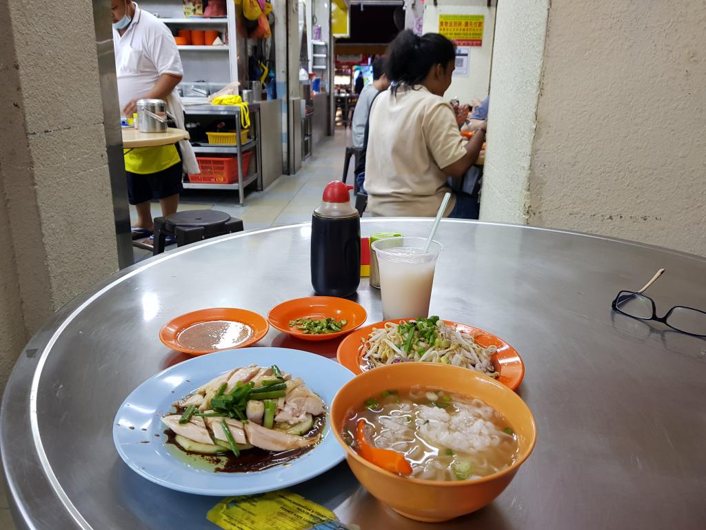 Ipoh famous white chicken and bean sprout rice noodle 驰名怡保豆芽白切鸡河粉