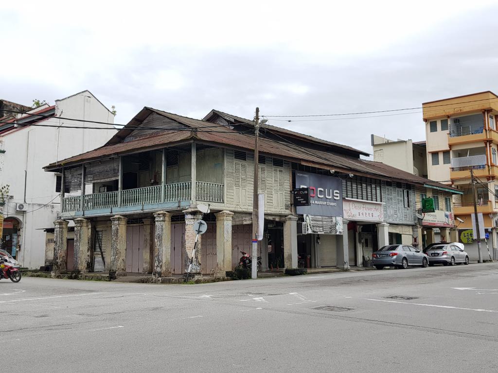 Old shop houses in a sad state 华人老楼失去昔日风采