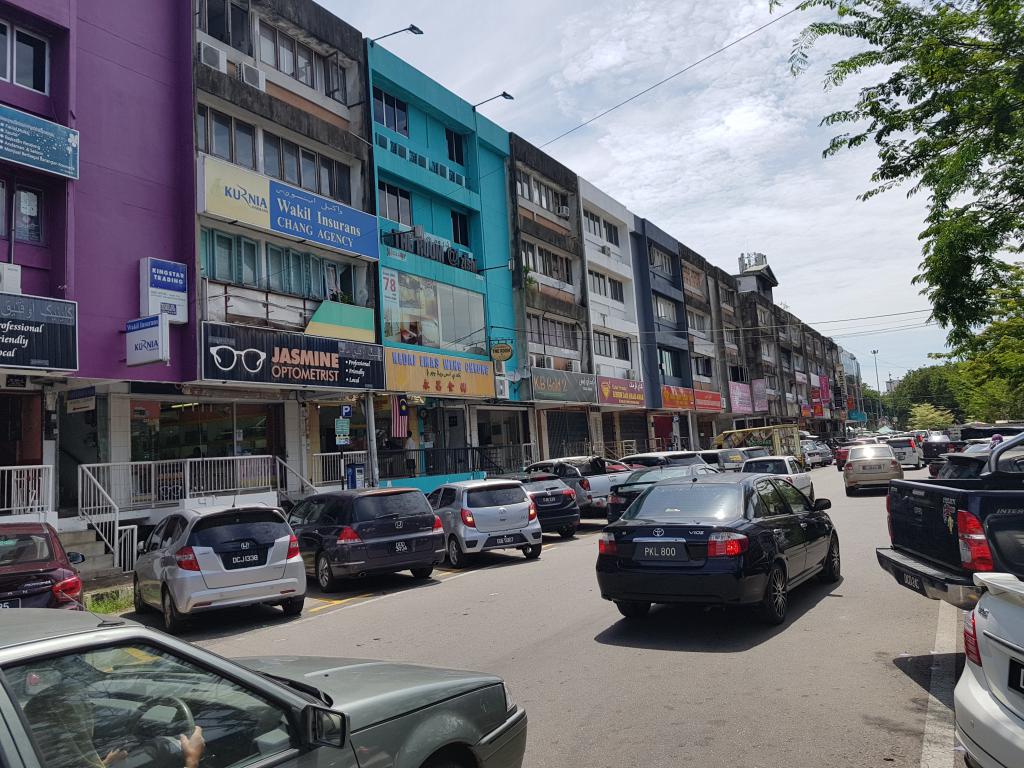 Busy shopping street in the city center 市中心商铺