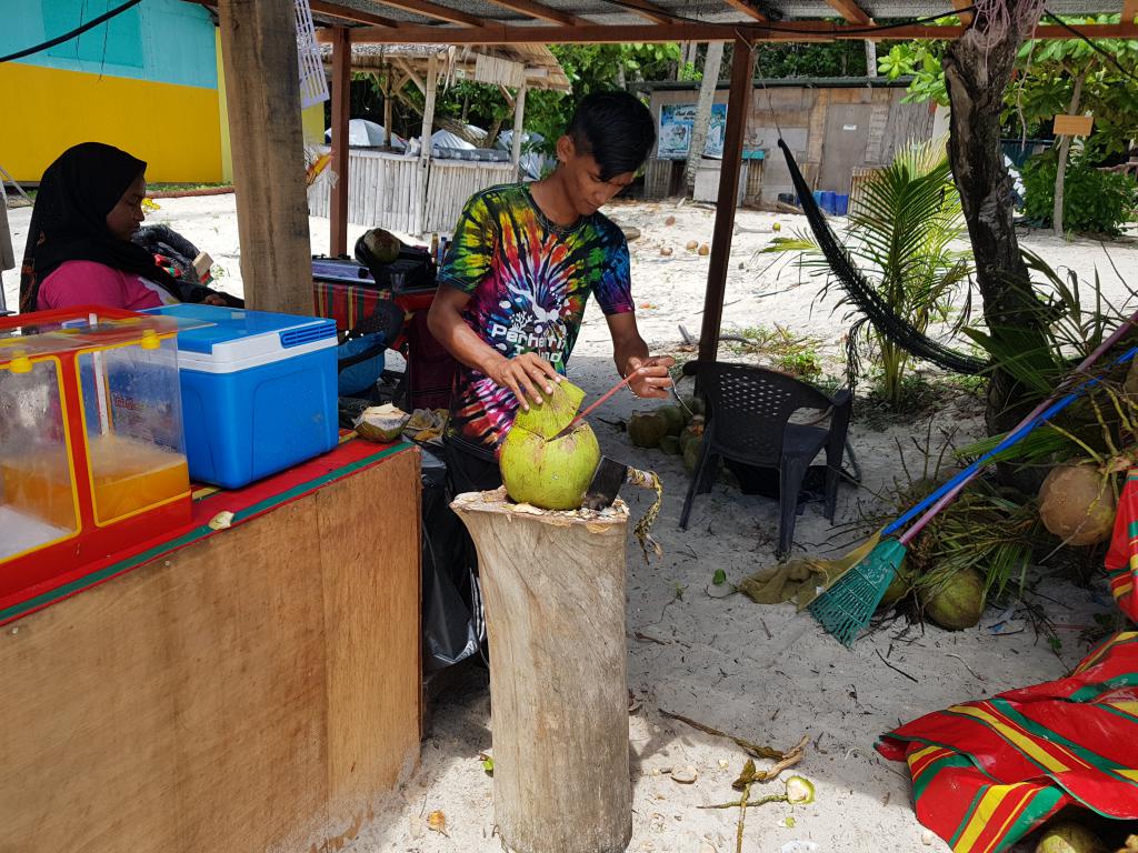 Young coconut being served 上嫰椰了