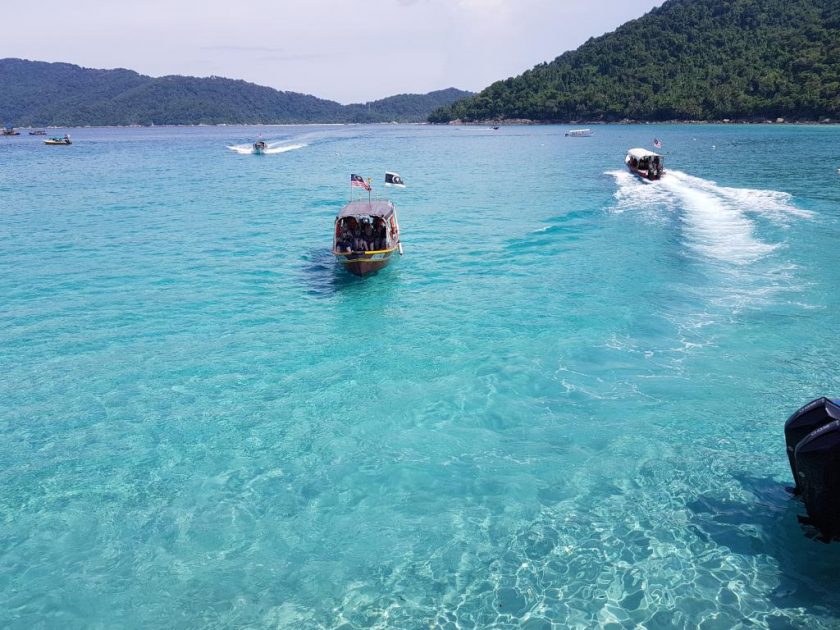 Crystal clear water of Perhentian 停泊岛清澈见底海滩