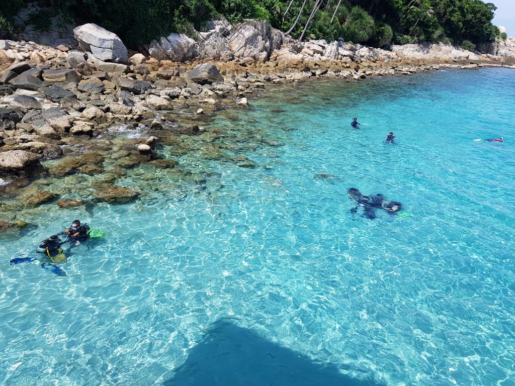 Scuba divers in Perhentian 停泊岛水肺潜水