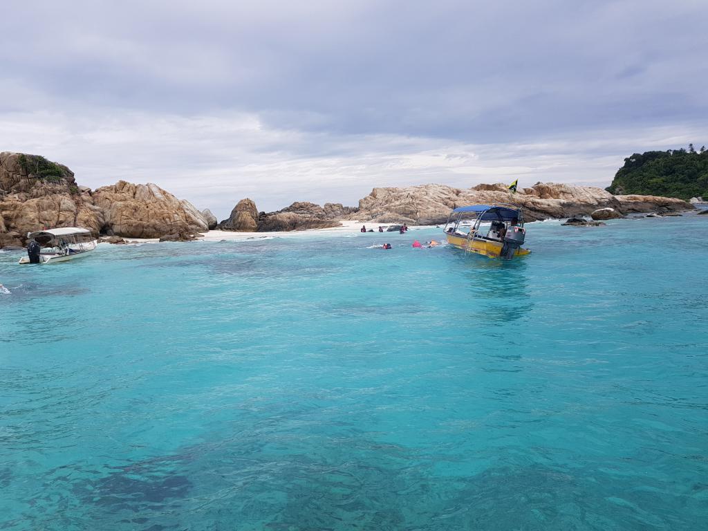 One of the small islands in Perhentian 停泊岛周围小岛