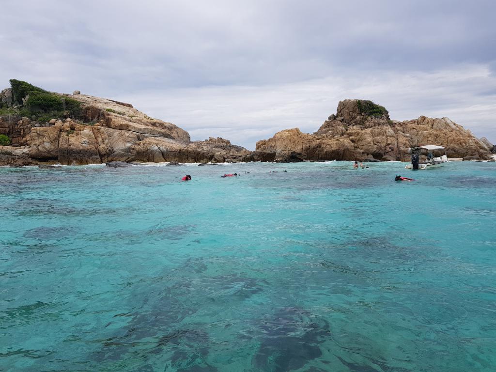 One of the small islands in Perhentian 停泊岛周围小岛