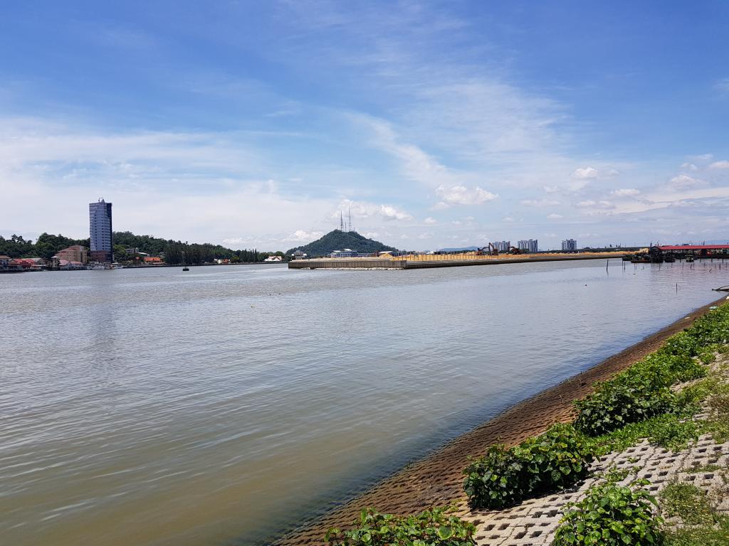 Terenganu River, an island being built in the river 人造小岛造在登嘉楼河中