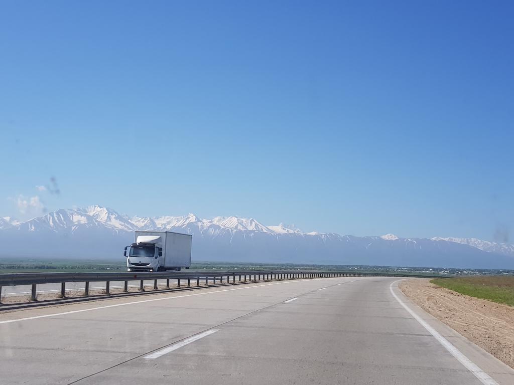 Snow-capped mountains and grassland on the way to Shymkent 到奇姆肯特一路草原和远处雪峰