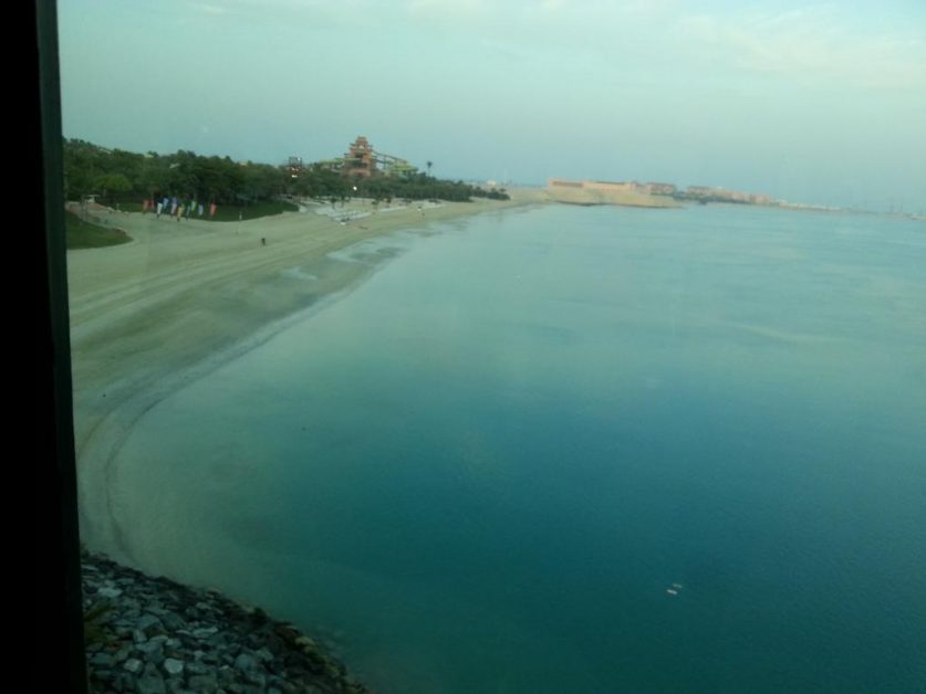 The Palm Jumeirah,  from the window of the monorail 轻轨窗外的珠美拉棕榈岛, 一个形似棕榈树的人工岛