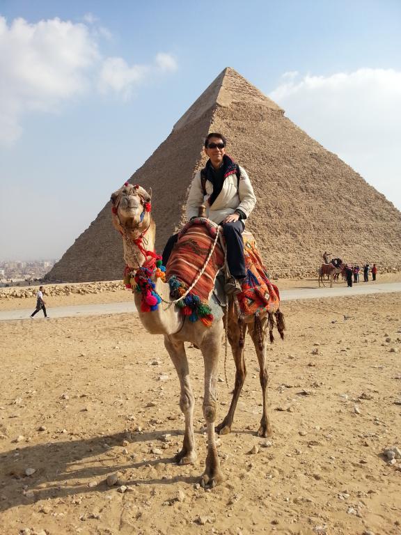 On a live camel at Giza 在骆驼背上跟吉萨大金字塔合拍