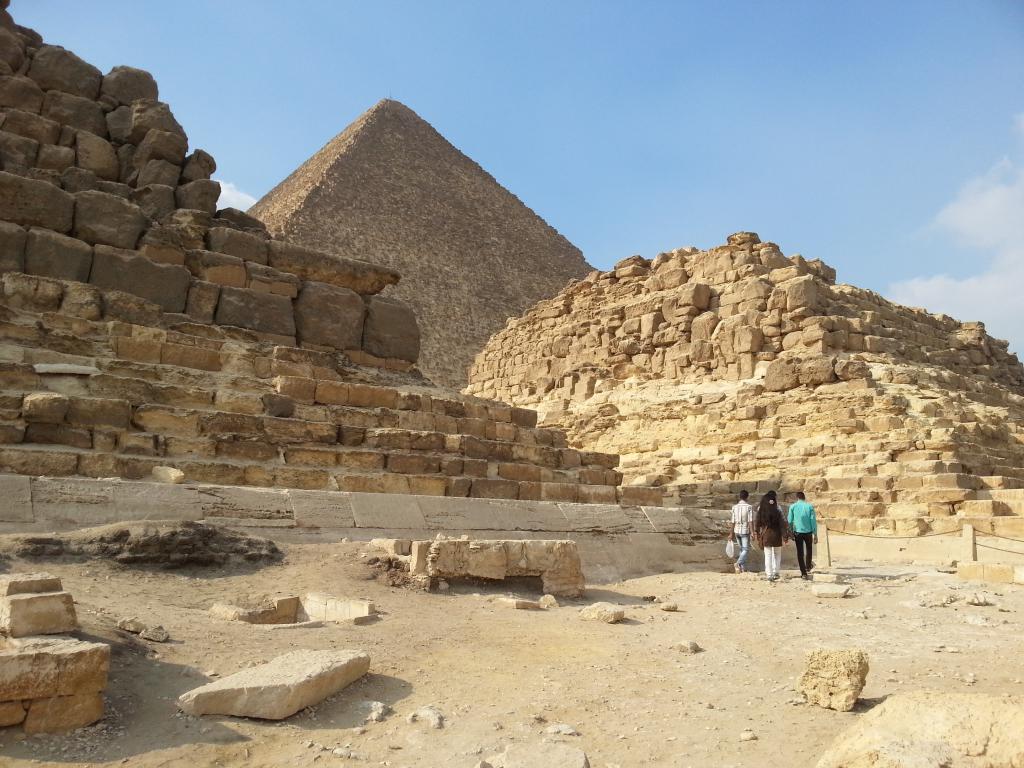 The pyramids of Giza, an enormous and painstaking engineering feat 吉萨大金字塔, 艰巨工程