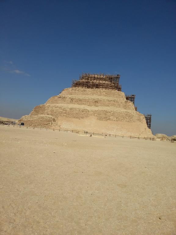 Pyramid of Djoser, a step pyramid in Saqqara 塞加拉的梯形左塞尔金字塔