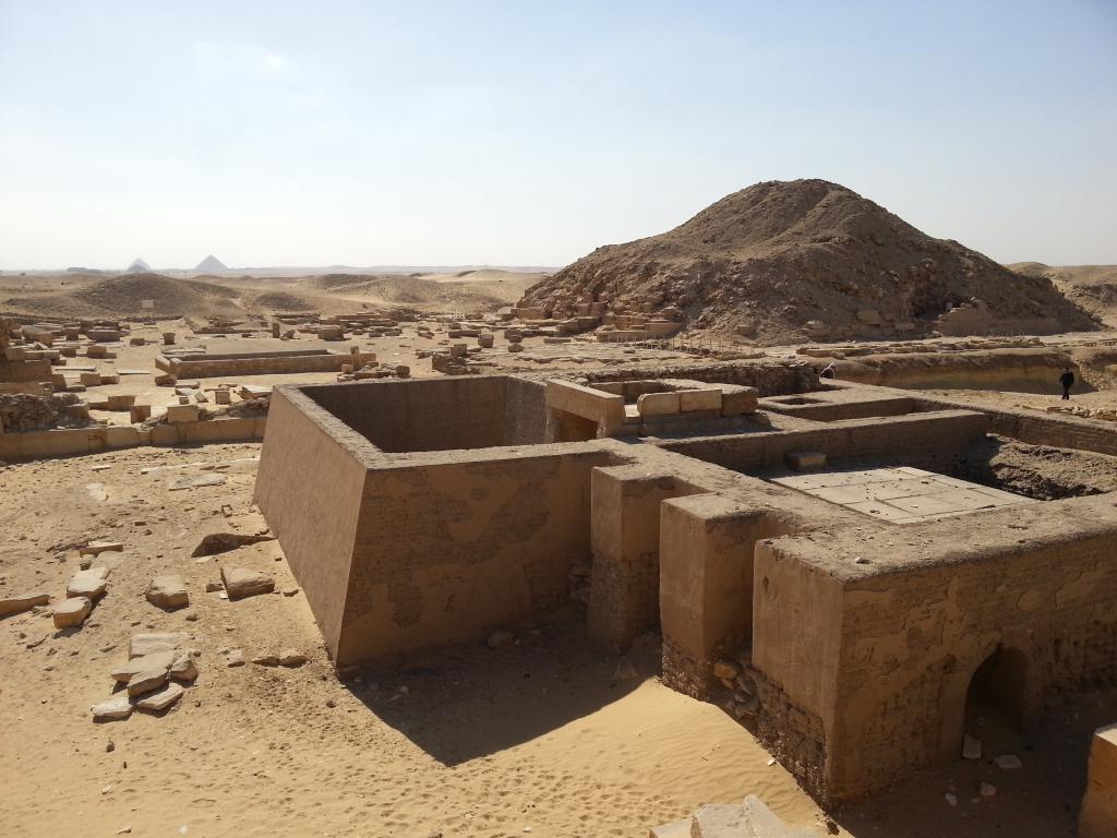 An ancient burial ground in Saqqara 在塞加拉古葬场