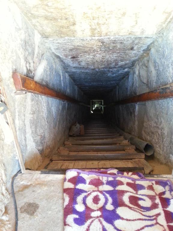 Entrance to an underground tomb 通往地下坟墓入口