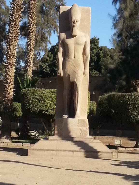 Standing statue of Ramses II in open museum of Memphis 拉美西斯二世站立像