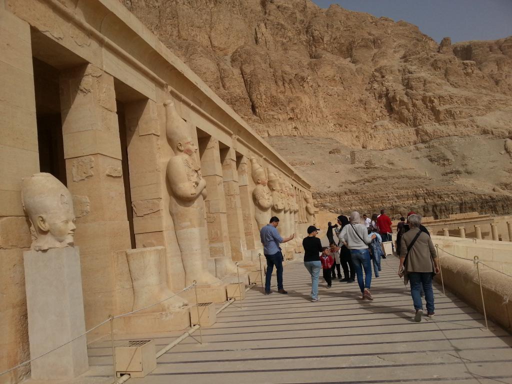 Row of Osiris statues in Mortuary Temple of Hatshepsut 哈特苏普斯特女王葬祭殿雕像