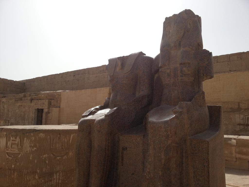 Third hypostyle hall, statue of Ramses with Maat and Thoth, goddess and god in ancient Egypt 哈布陵庙的拉美西斯和神雕像