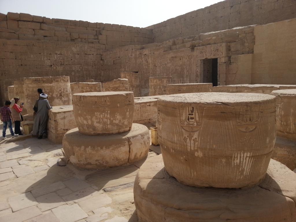 Columns remains in the Hypostyle Hall of Medinet Habu 哈布城陵庙残断石柱