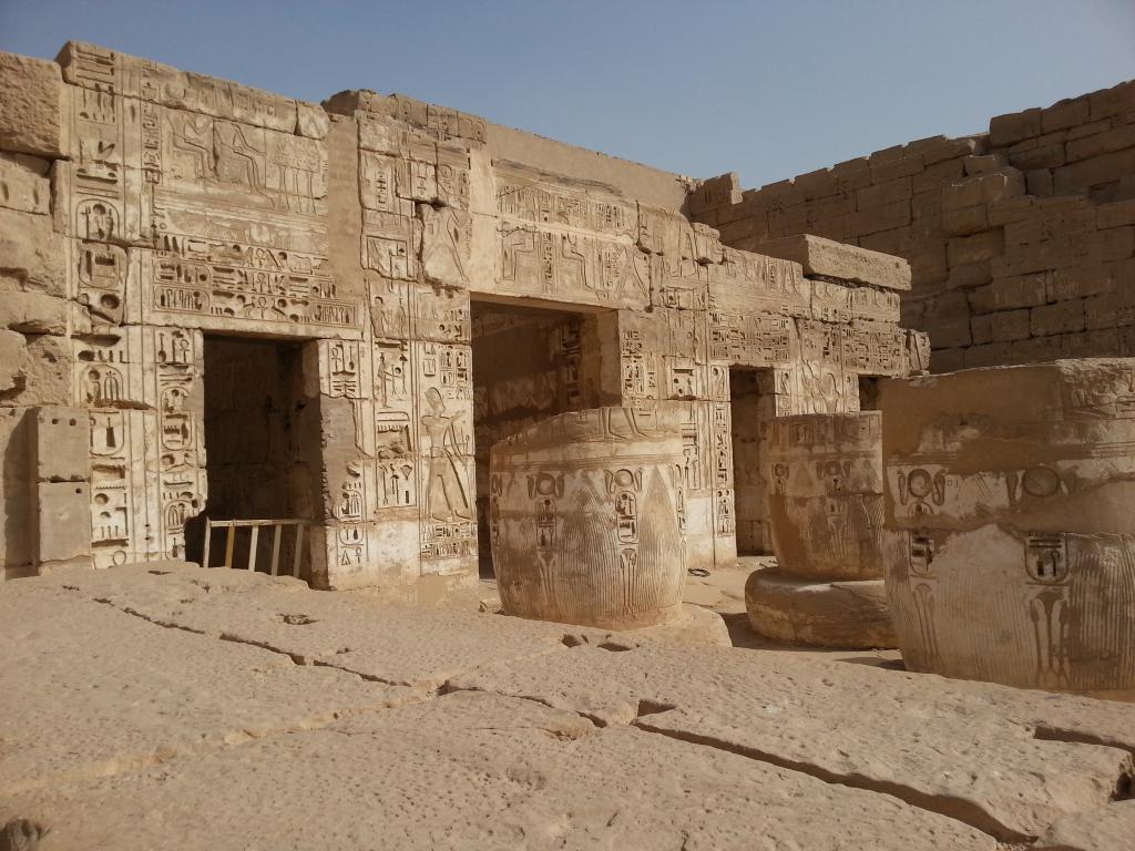 Columns remains in the Hypostyle Hall of Medinet Habu 哈布城陵庙残断石柱