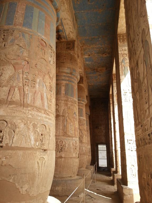 Narrow corridor between two rows of columns with decoration in the peristyle hall of the Medinet Habu temple 哈布陵庙两排布满柱画大石柱