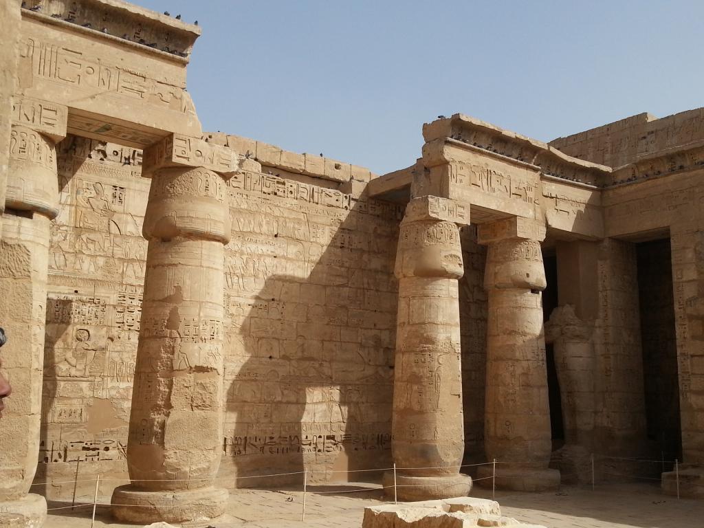 Big columns in the peristyle courtyard of Medinet Habu 哈布陵庙庭院大石柱