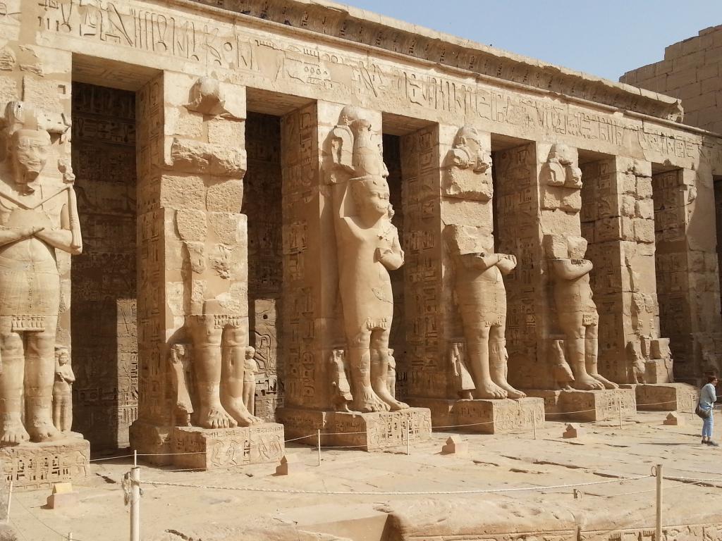 Ramessid columns in the peristyle court of temple of Ramesses III of Medinet Habu 哈布陵庙庭院的雕像石柱