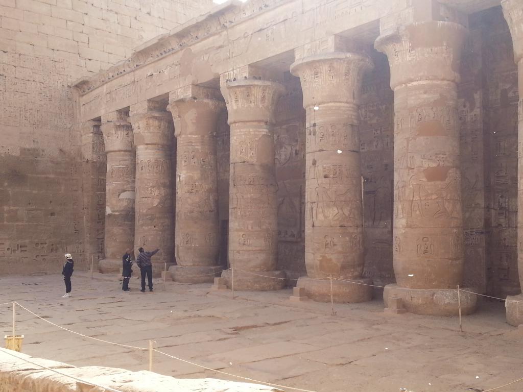 Giant pillars in Medinet Habu temple 哈布陵庙庭院的大石柱