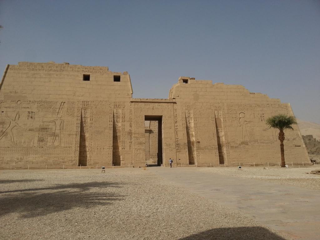 Medinet Habu Temple, first pylon and the forecourt 哈布陵庙第一塔门和前院