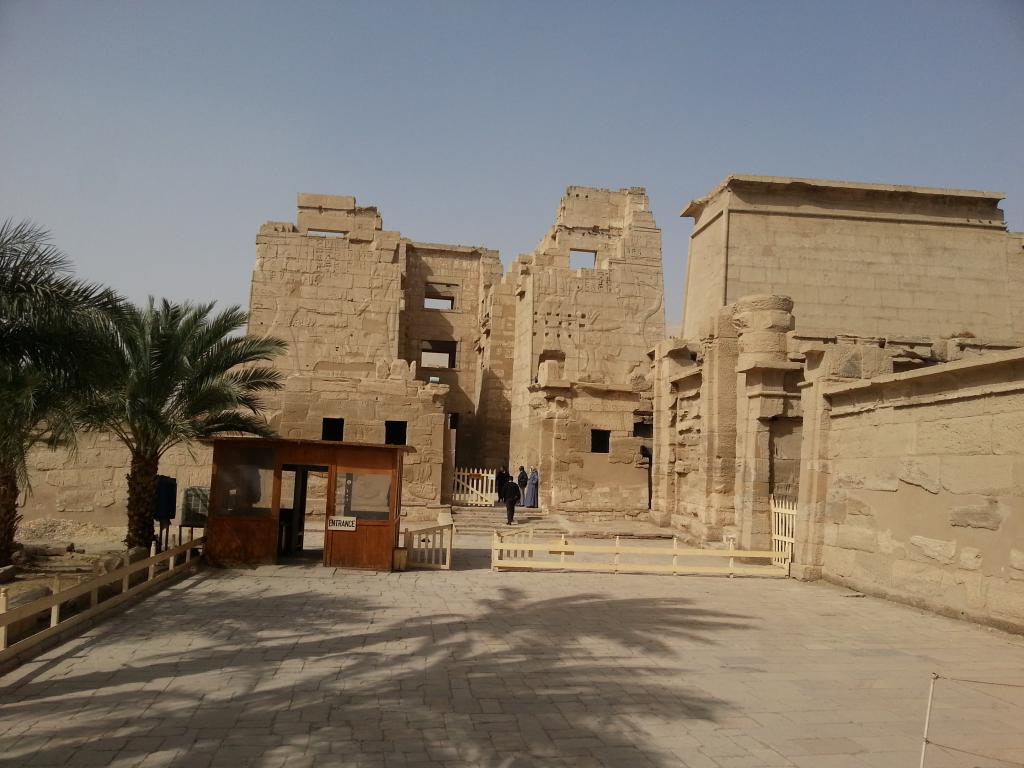 Migdol entrance to Medinet Habu 哈布陵庙前大门