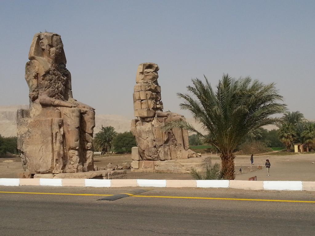 Colossi of Memnon, pair of huge Egyptian figures, the only remains of the ancient temple of King Amenhotep III 曼儂巨像, 两座巨大的埃及雕像，阿蒙霍特普三世国王古庙的唯一遗迹