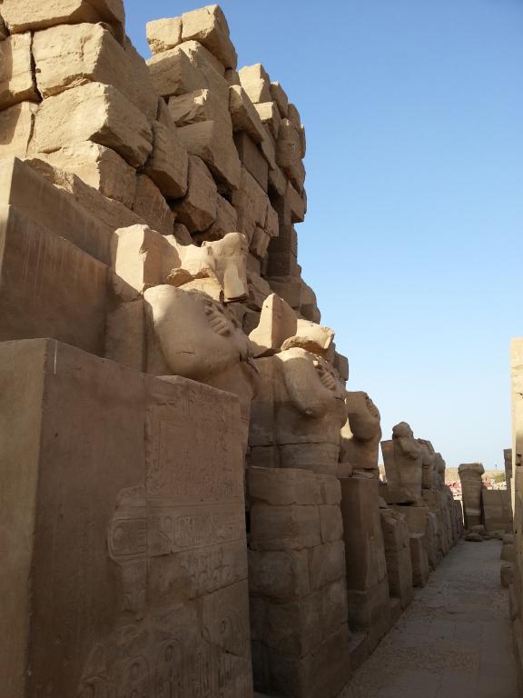 Headless statues in Karnak Temple 卡纳克神庙的无头雕像