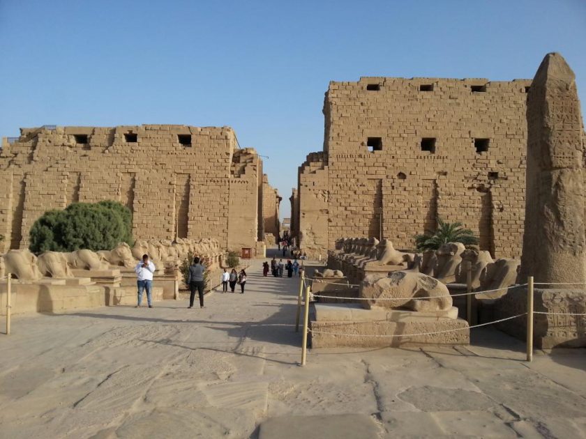 Ram-headed sphinxes line the entrance to the Karnak Temple 卡纳克神庙入口迎宾两排羊头狮身像