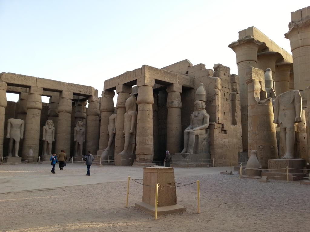 Statues of Ramses II in Luxor Temple 卢克索神庙的拉美西斯二世雕像