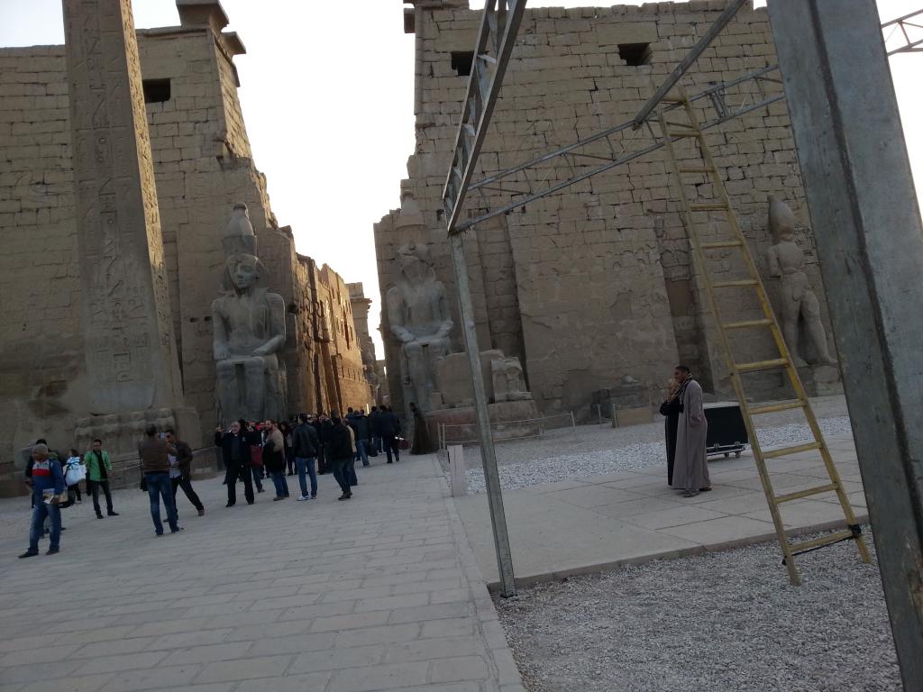 Luxor Temple, entrance including pylon and statues of Ramses 卢克索神庙入口的塔门和拉美西斯雕像