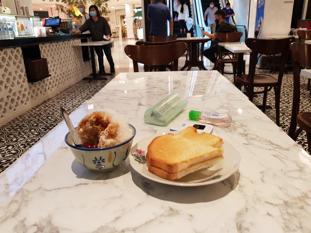 Cendol (local dessert of shaved ice in jelly and coconut milk) and kaya (egg and coconut jam) toast 珍多和鸡蛋椰子酱 (Kaya) 烤面包